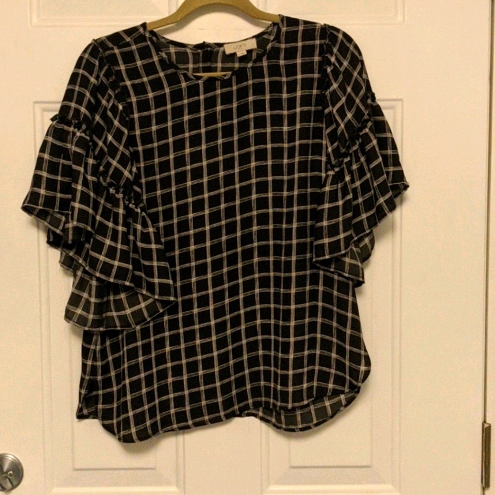 Black and white geometric patterned top
